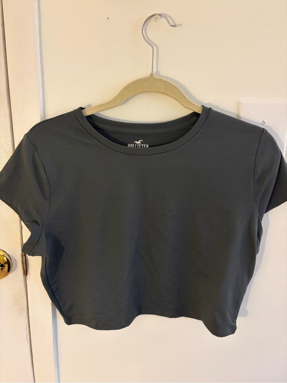 Hollister Women's Slate Gray Cropped Tee